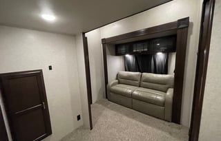 42ft Sundance 5th Wheel. Sleeps 10!