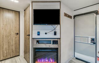 SLEEPS 6 + Outdoor fridge & Grill