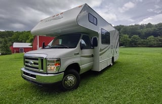 S.U.M.P.Vee v8  24' Class C small but spacious