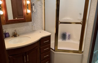 2003 Winnebago Adventurer 38N