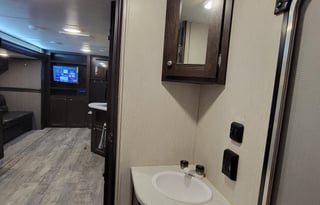 ★Full Size BUNKS★Private Queen Room★Exit 407