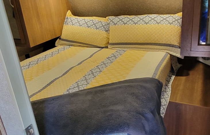 (No cheap rv mattress here )
Queen mattress ,10 Inch Hybrid  Gel Memory Foam Mattress, comes with full bedding