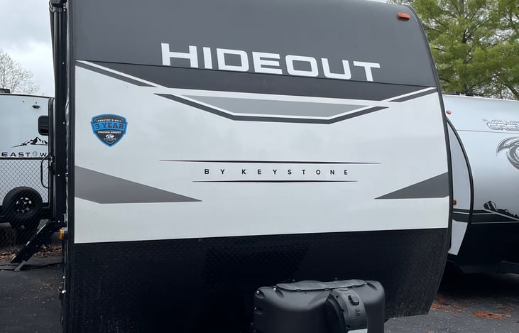 Pulls great and can be pulled by 1/2 ton vehicles. Weight distribution hitch with sway control for a standard receiver hitch provided.