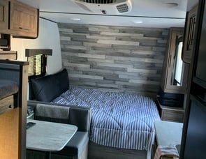 CrossRoads RV Zinger 18BH