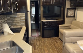 2019 Thor Motor Coach Miramar 37.1