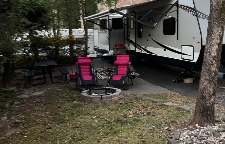 2 red lounge chairs included with rental