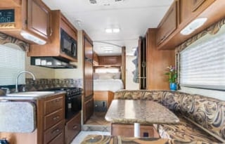 Easy to Drive Comfy RV Rental