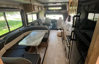 Family Fun-mobile -2021 Coachmen Leprechaun 319MB