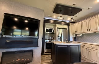 Luxury 5th Wheel Bunkhouse, Sleeps 10 + 1.5 Baths