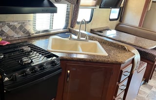 2015 Thor Freedom Elite 28’ Motorhome, Low Mileage