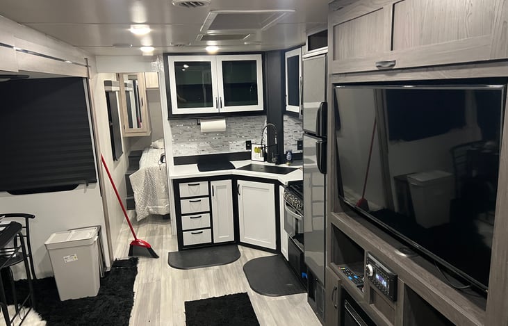 34 Foot Rv 34.0 Voyage 3033BH Travel Trailer | RVshare