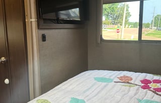 2020 Thor Four Winds 28Z with amenities of home.