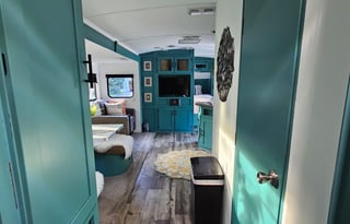 Annabel Lee, Pet Friendly