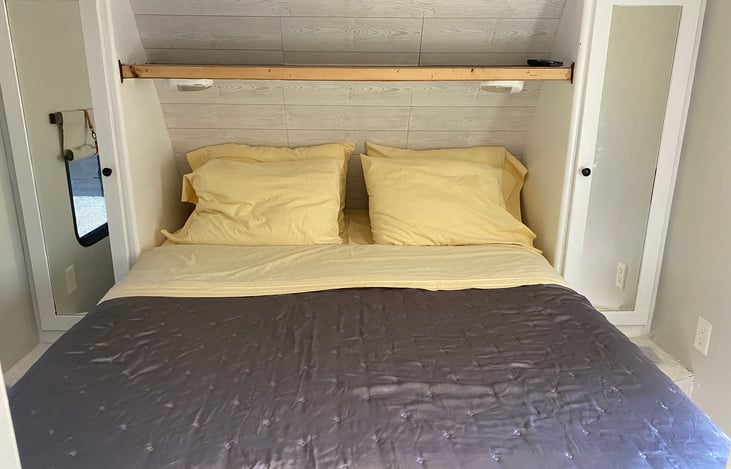 Bedroom with queen size bed