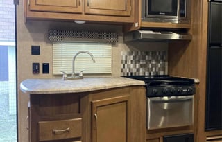 ALL SEASON-2019 Coachmen Legacy Edition Sleeps 10!
