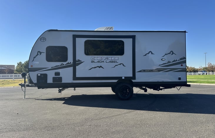 Off-door side exterior profile showing trailer length and condition.