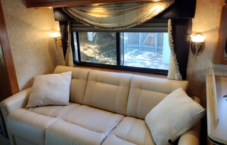 Stella - 2005 Country Coach Allure 470