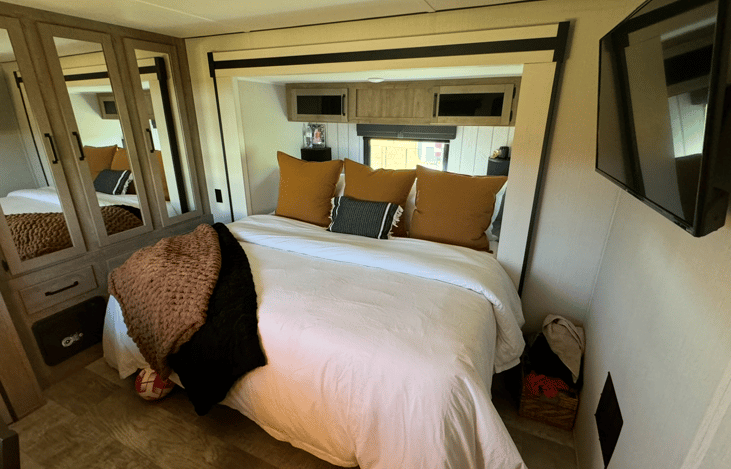 Master bedroom
King size bed