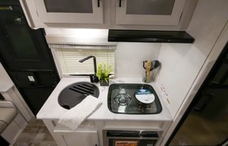 R-POD 193 w/King Size Bed **Delivery Offered**