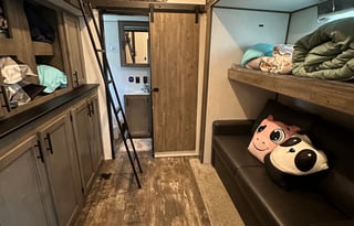 Comfortable Pet Friendly RV Loaded with Extras!!