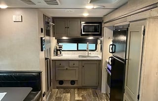 Very comfy couples camper.  Pet friendly too!!