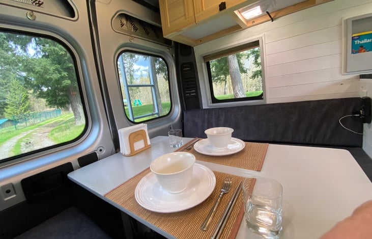 Lounge with dinning table for 4