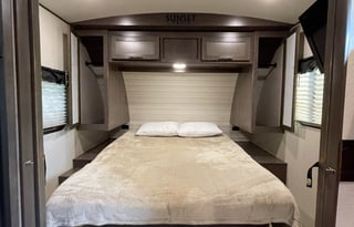 Cozy 2019 CrossRoads RV Sunset Trail Super Lite