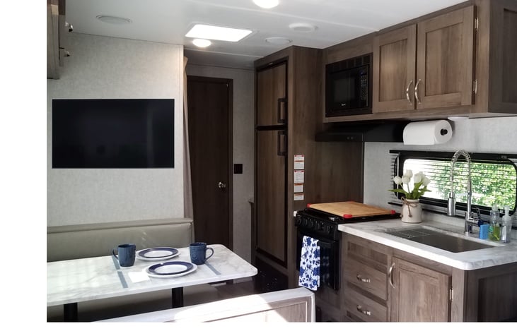 Living Area with 48" Dinette