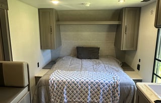 The Getaway Queen -Bunkhouse- Sleeps 6-8