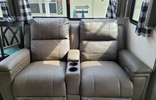 2020 Montana High Country 38' Glamper