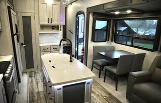 Adventure RV for Rent Sleeps 7, Bunkhouse + Loft!
