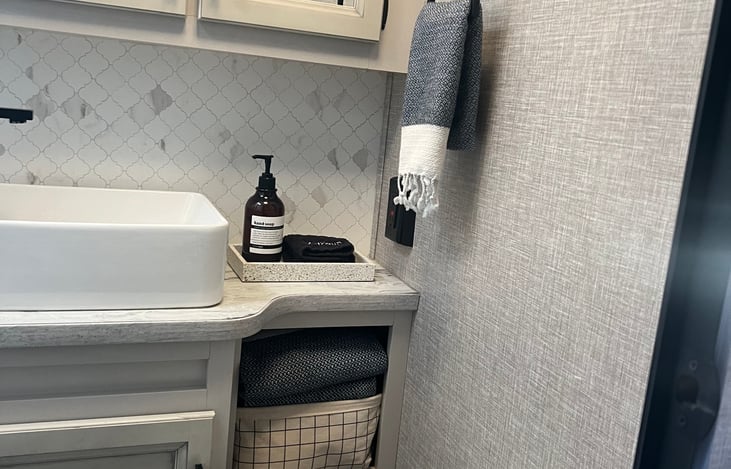 All the details, high end organic cotton Turkish towels provided