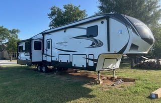 Family-sized 2022 5th Wheel