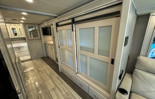 Holiday Rambler Luxury Coach /2 Full Baths & Bunks