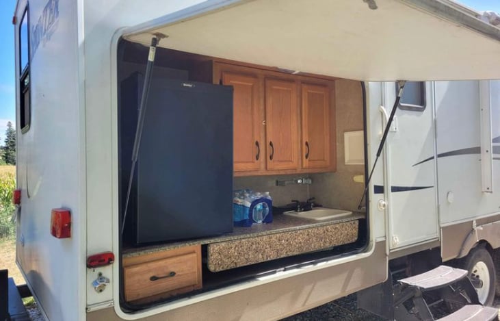 Outdoor kitchen with Fridge and stove!