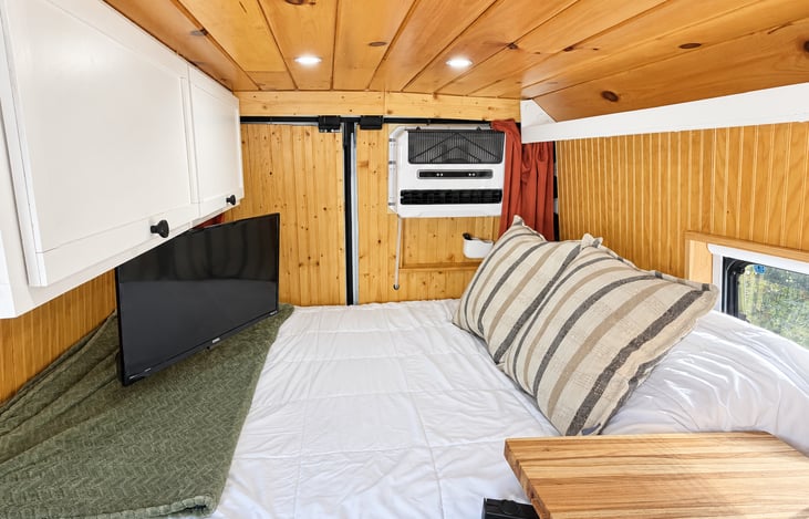 Fully equipped kitchenette with induction cooktop, sink with modern faucet, countertop workspace, and convenient storage, everything you need to prepare meals on the road.