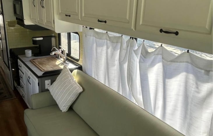 Kitchen + Lounge / Pull out sofa & bed