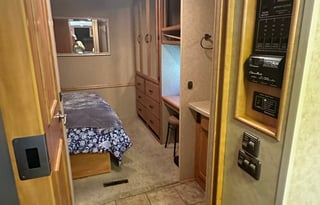 2008 Winnebago Adventurer 33C