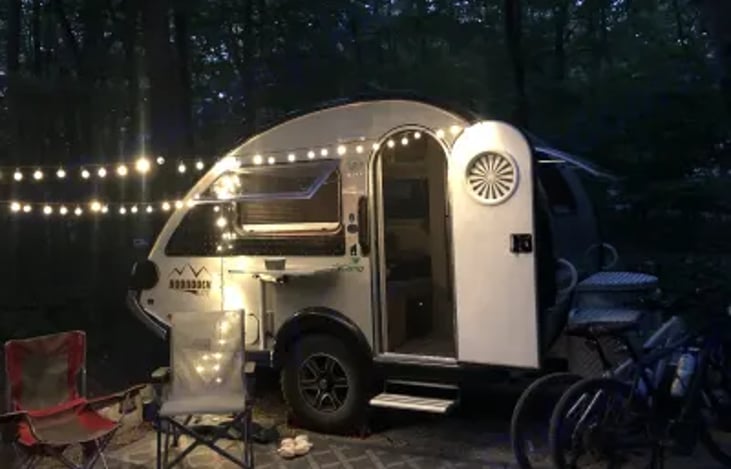 Evening stories and sipping are memorable under the lights.