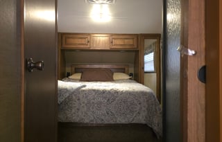 Zach & Alyshias Keystone sprinter fifth wheel