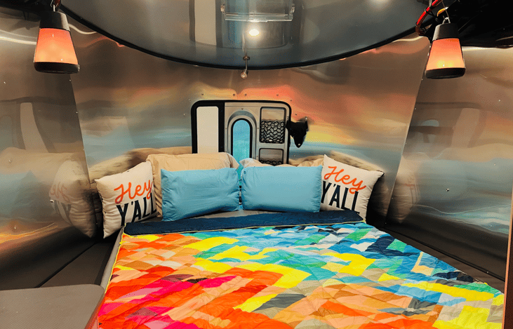 When it is time for sleep, the entire seating area quickly converts into a massive, king-size bed equivalent space, stretching across the full width of the trailer to deliver premium, expansive sleepi