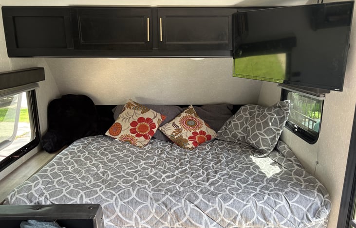 Queen bed sleeps too overhead Storeage Bluetooth TV