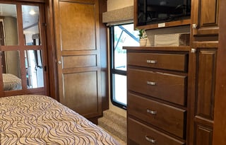 Clean and Comfortable 39’ Heartland Bighorn 3575EL