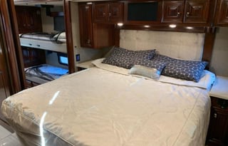 2019 Fleetwood RV Discovery LXE 40G