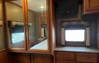 Holiday Rambler Admiral 32V