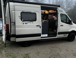 Winnebago Revel 44E
