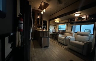 Huge 5th Wheel–2 Full Baths–Great for Kids!