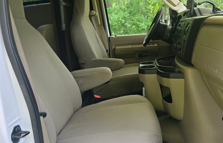 Spacious captain chairs with cup and phone holder