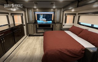 MONTANA Front Living w/ TV & Fireplace, 1.5 Bath