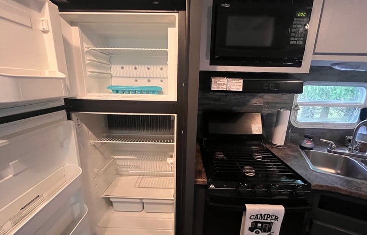 Fridge, range/oven, microwave